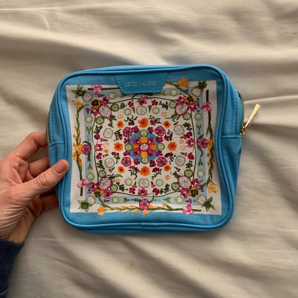 ESTEE LAUDER ZIP UP POUCH